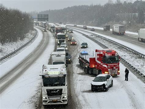 Motorvej spærret efter ny ulykke i det glatte føre