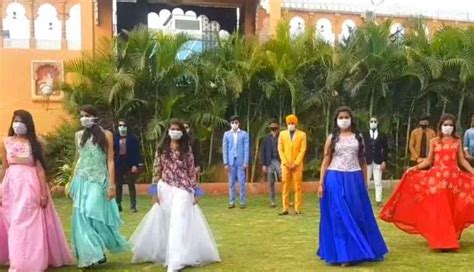 कोरोना वायरस के प्रति जागरूकता के लिए मॉडल्स ने मास्क पहनकर किया कैटवॉक ...