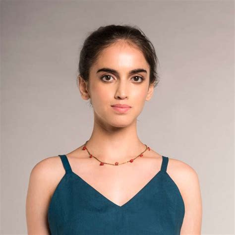 Minimal Neckpieces – My Meera Store