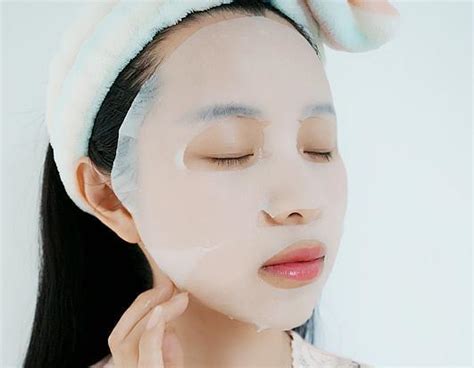 50岁女人如何护肤？别再学年轻人抹脸，用这3样护肤品就够了 - 妆知道