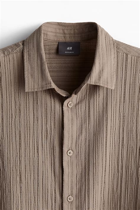 Men’s Dark beige Regular Fit Textured short-sleeved shirt | H&M IN
