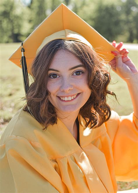 Graduation Portrait 的图像结果
