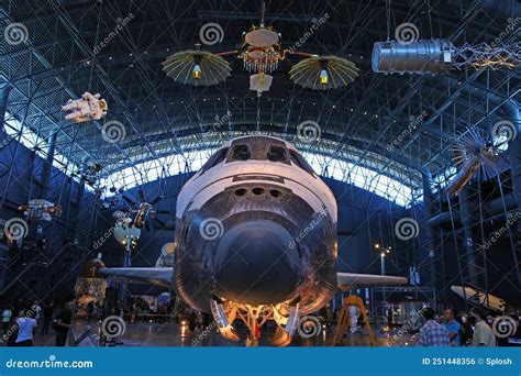 Space Shuttle Discovery at Steven F. Udvar-Hazy Smithsonian National ...