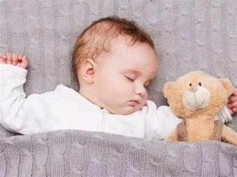 婴儿睡觉不踏实易惊醒（宝宝午睡不安稳）-幼儿百科-魔术铺