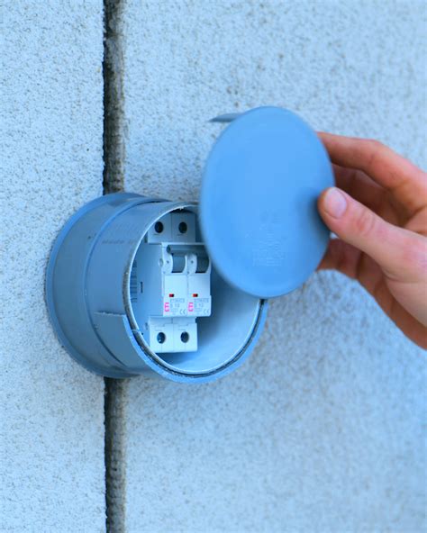 इस DIY🛠️ के साथ आउटडोर ब्रेकर्स को रखें सूखा