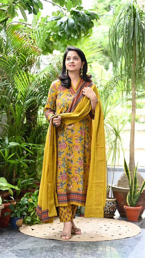 Kanchana Floral Kurta Set – TheVanyas
