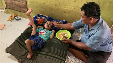 Kakek Jadi Tukang Ojek Demi Hidupi Cucu Idap Lumpuh Otak - BerkahYatim