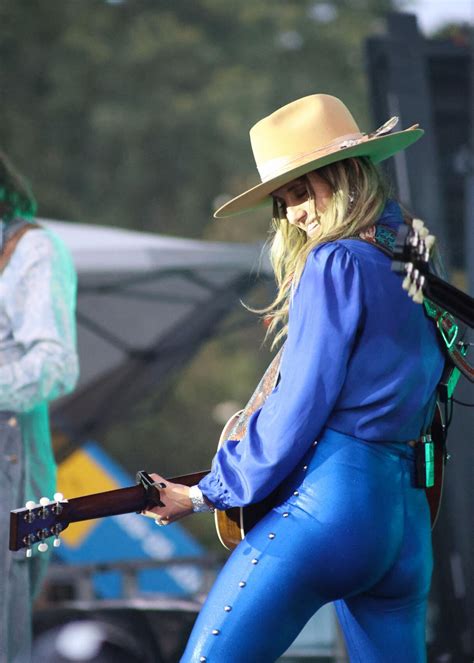 Review and gallery: Lainey Wilson brings her own fireworks to Downstream Casino and Resort ...