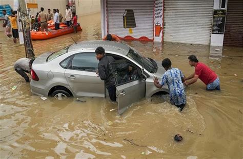 घरों में फंसे लोग, सड़कें और गाडियों में भर गया पानी... पहली ही बारिश ...