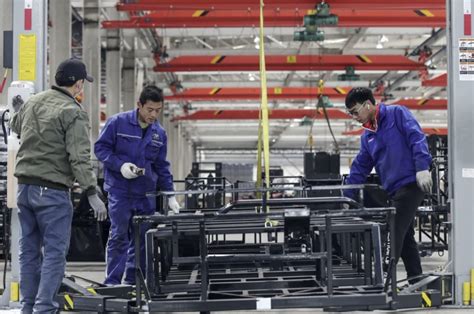 随着人口老龄化，中国的制造工厂越来越难以招到年轻农民工__财经头条