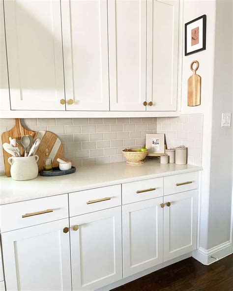 29 Unforgettable White Kitchen Cabinet Hardware Ideas