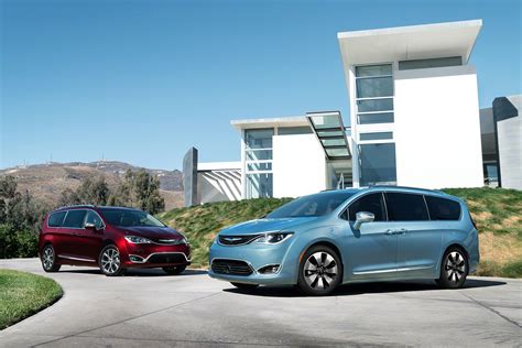 2017 Chrysler Pacifica Scores Impressive 28 MPG Highway - autoevolution