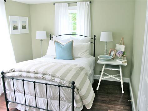 Bedroom Decorating Ideas For Guest Room at Christy Calvin blog
