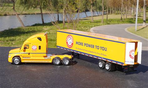 1:64 Volvo Freightliner American-Style Long Nose Container Truck | Die ...