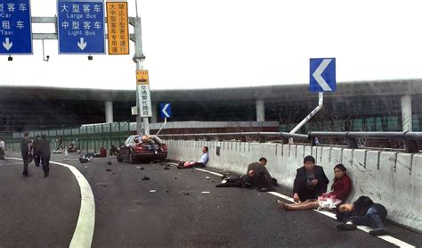 福建一货车司机连撞多人致3死9伤 警方：肇事者已被控制_凤凰网视频_凤凰网