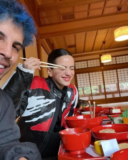 Rosalía 'prende' Instagram con un posado en ropa interior desde Japón