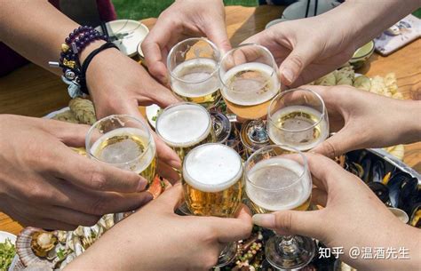 快乐的朋友们在酒吧喝酒聊天-蓝牛仔影像-中国原创广告影像素材