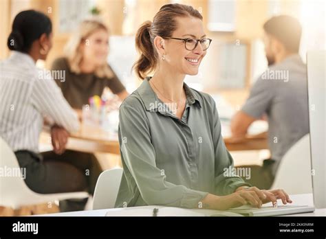 Business Woman On Computer 的图像结果