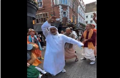 अरबी शेख पर चढ़ा सनातन का रंग, कीर्तन में सड़क पर किया जबरदस्त डांस ...