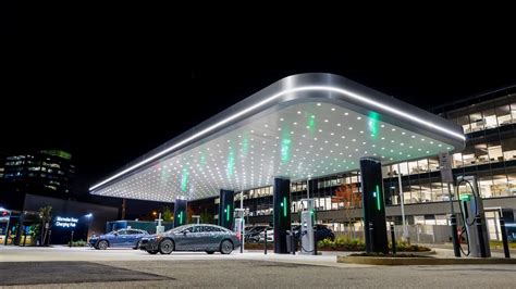 First Mercedes-Benz 400-kw EV fast-charging station opens