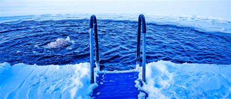 9 Cold Plunge Benefits: Why Experts Are Embracing Ice Baths