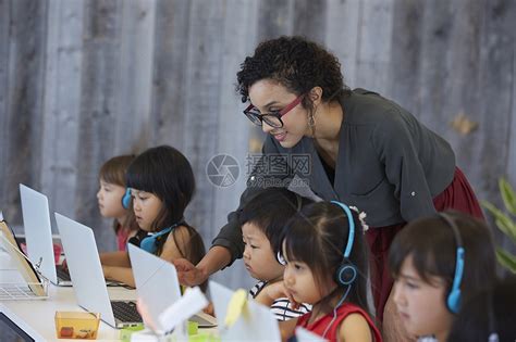 正在学习电脑操作的儿童高清图片下载-正版图片502028485-摄图网
