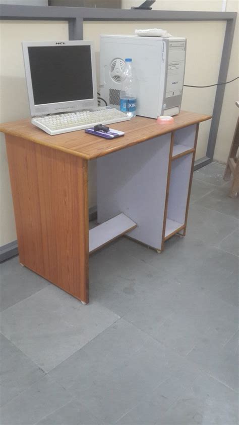 Single Computer Table 的图像结果