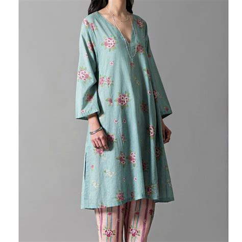 Twinkle Khanna is self-isolating at home in this breezy floral Good ...