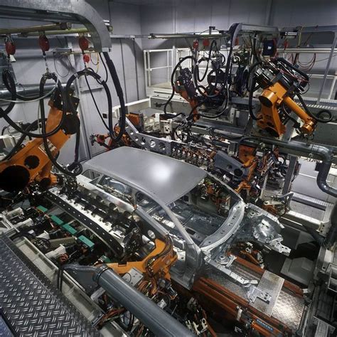 Industrial Robots Building Cars 的图像结果