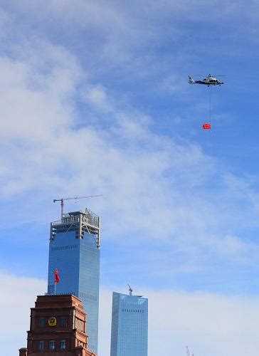 大连公安直升机悬挂国旗空中巡逻_图片_新闻_中国政府网