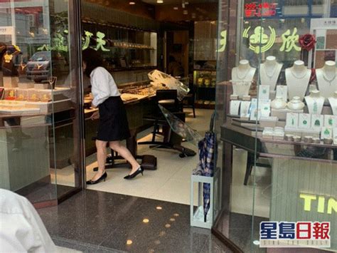 香港又发生抢劫案，3人手持大铁锤洗劫珠宝店，警方随即展开搜捕行动