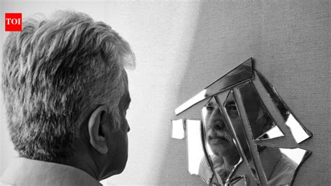 Dementia symptoms: Fear or confusion when looking in the mirror could ...