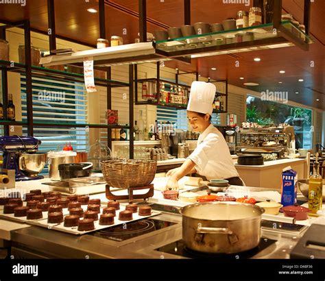 Busy Kitchen Chefs 的图像结果