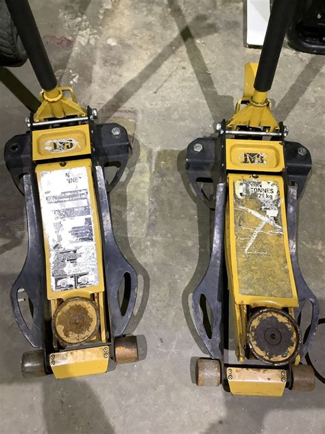 2 CAT FLOOR JACKS