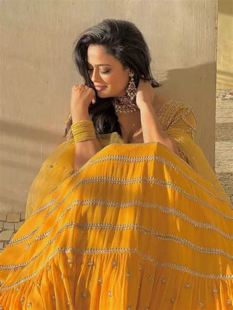 Shweta Tiwari slays in a green sequin saree and tie-up blouse, see ...