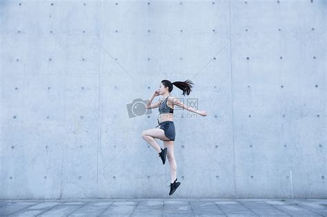 户外运动女孩大气跳跃高清图片下载-正版图片500352944-摄图网