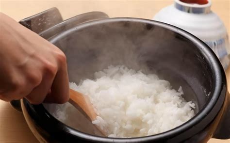 蒸米饭，直接加冷水是“外行”！有3点好处，又香又软，粒粒分明__财经头条