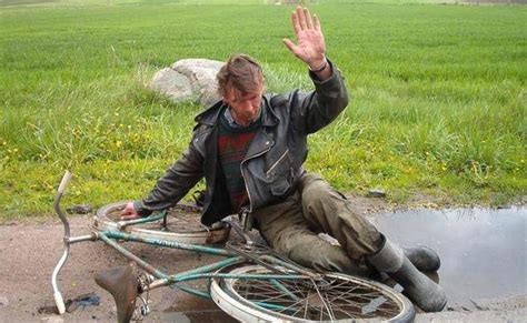 Создать мем "пьяный на велике, бомж на велосипеде, алкаш упал на велике ...