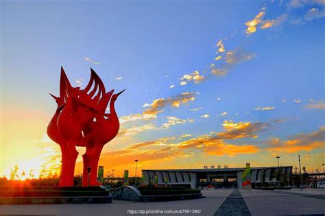 鹤壁东站：不锈钢地标建筑，鹤群雕塑重50吨，高16.8米，总宽度4.1米_卫懿公