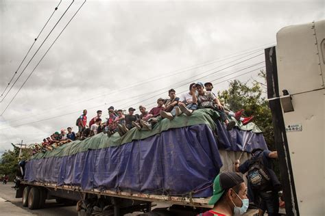 洪都拉斯移民冲破边境涌向美国