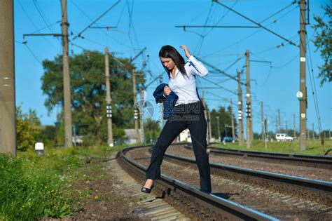 女人在铁路上跑逃跑需要逃离远走高清图片下载-正版图片505505144-摄图网