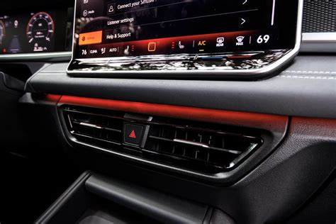 2025 Volkswagen Tiguan: 39 Interior Photos | U.S. News