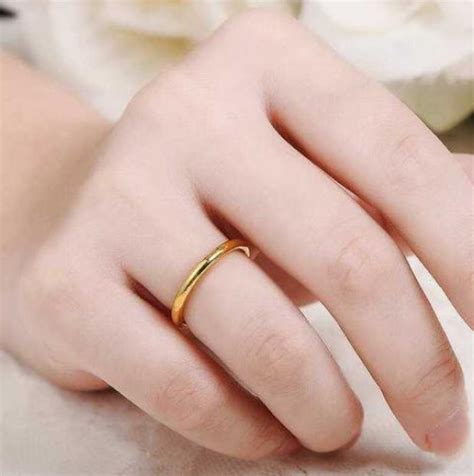 戒指戴中指是什么意思，中指戴戒指说明什么 - 谈婚论嫁 - 懂了笔记