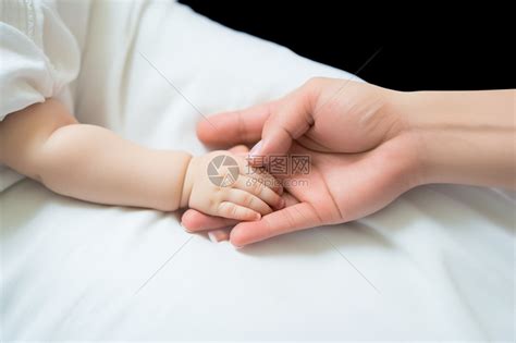 妈妈握着婴儿的手高清图片下载-正版图片600645434-摄图网