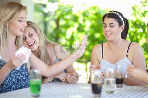 青年女性户外聚会打牌高清图片下载-正版图片501829779-摄图网