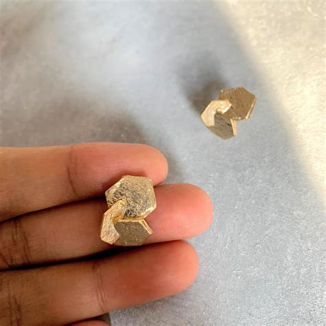 2D Clustered Hexagon Stud - Gold – Urbanitii