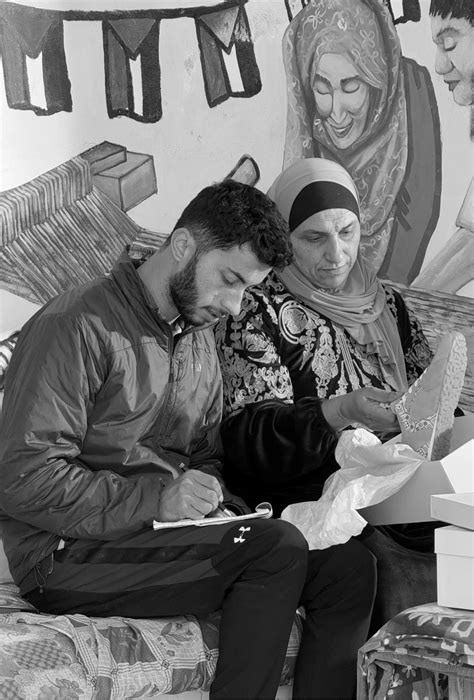 Resolute RGL, les sneakers qui racontent l’art du tatreez palestinien - Mixte Magazine