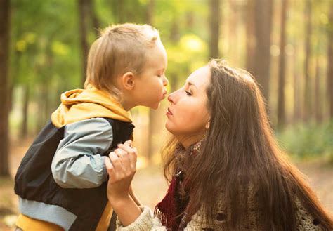 孩子和母亲在公园图片-亲吻母亲的小男孩素材-高清图片-摄影照片-寻图免费打包下载