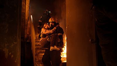 消防员“解救”被夹在窗户上的蛇_凤凰网视频_凤凰网
