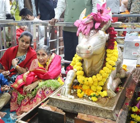 Jashodaben: प्रधानमंत्री नरेंद्र मोदी की पत्नी जशोदाबेन ने किए बाबा ...